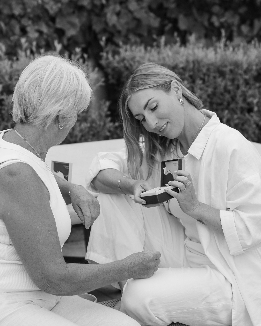 Guide | How to gift our Saint Pendants