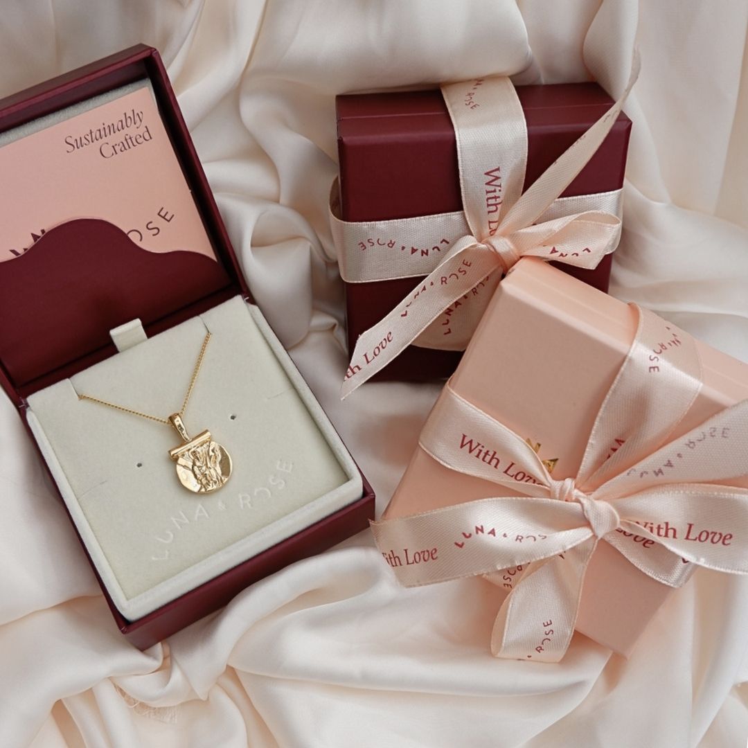 Guide | How to gift our Saint Pendants