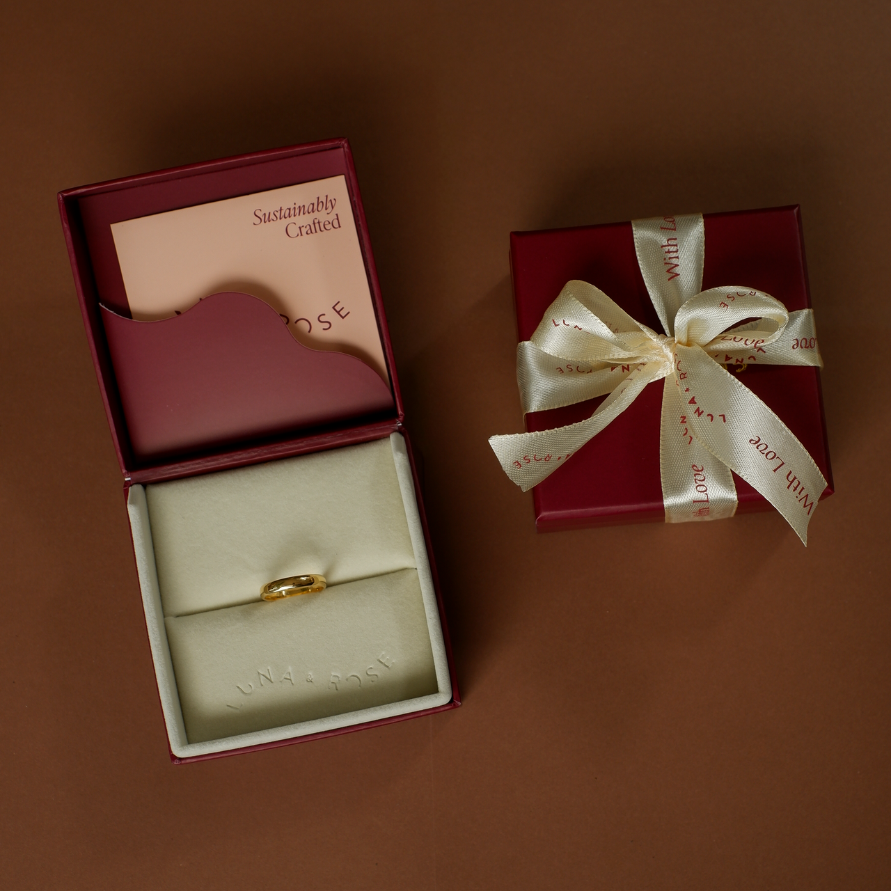 Classic Thin Band 2mm - Gold in packaging luna and rose