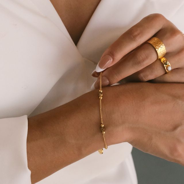 Classic sunstone bracelet and gold rings combination on her