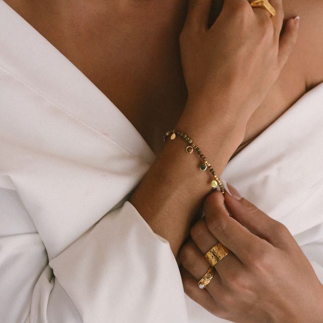 Fashionable beaded bracelet with droplet accent