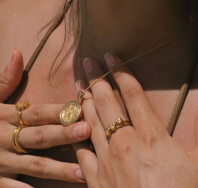 Joachim necklace gold featuring on a woman