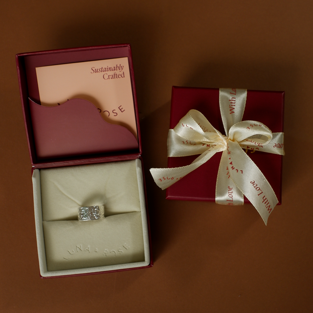 MOMA Hammered Ring 10mm - Silver in packaging luna and rose