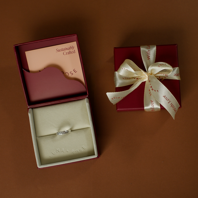 MOMA Hammered Ring 4mm - Silver in packaging luna and rose