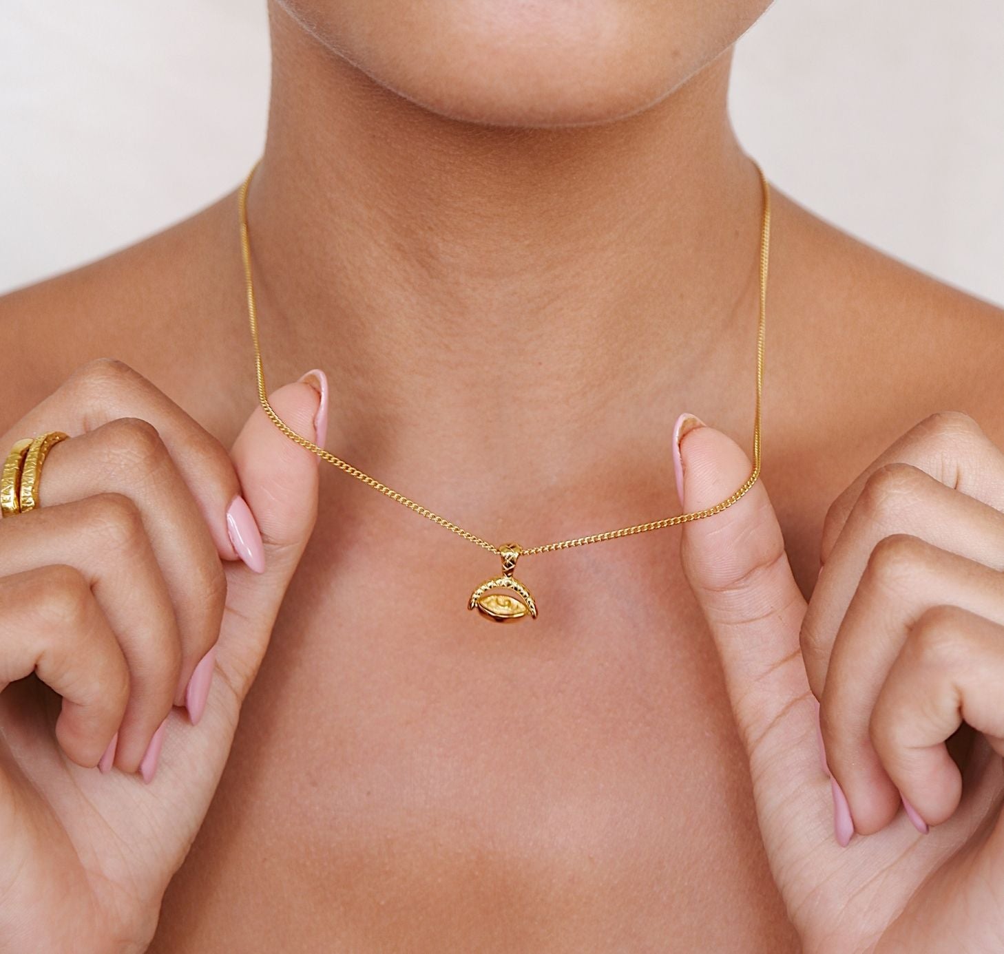 a woman showed up her necklace gold