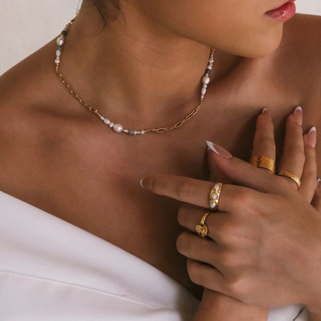 Short choker-style necklace made of small white pearls