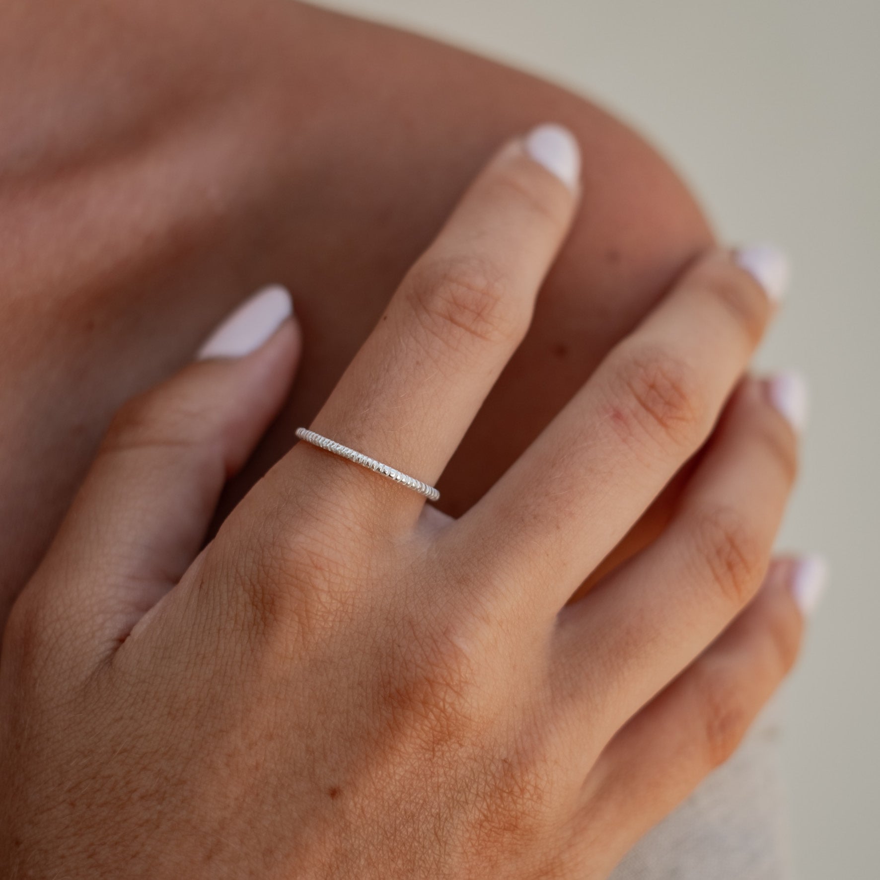 The MET Stripe Band - Silver on woman finger