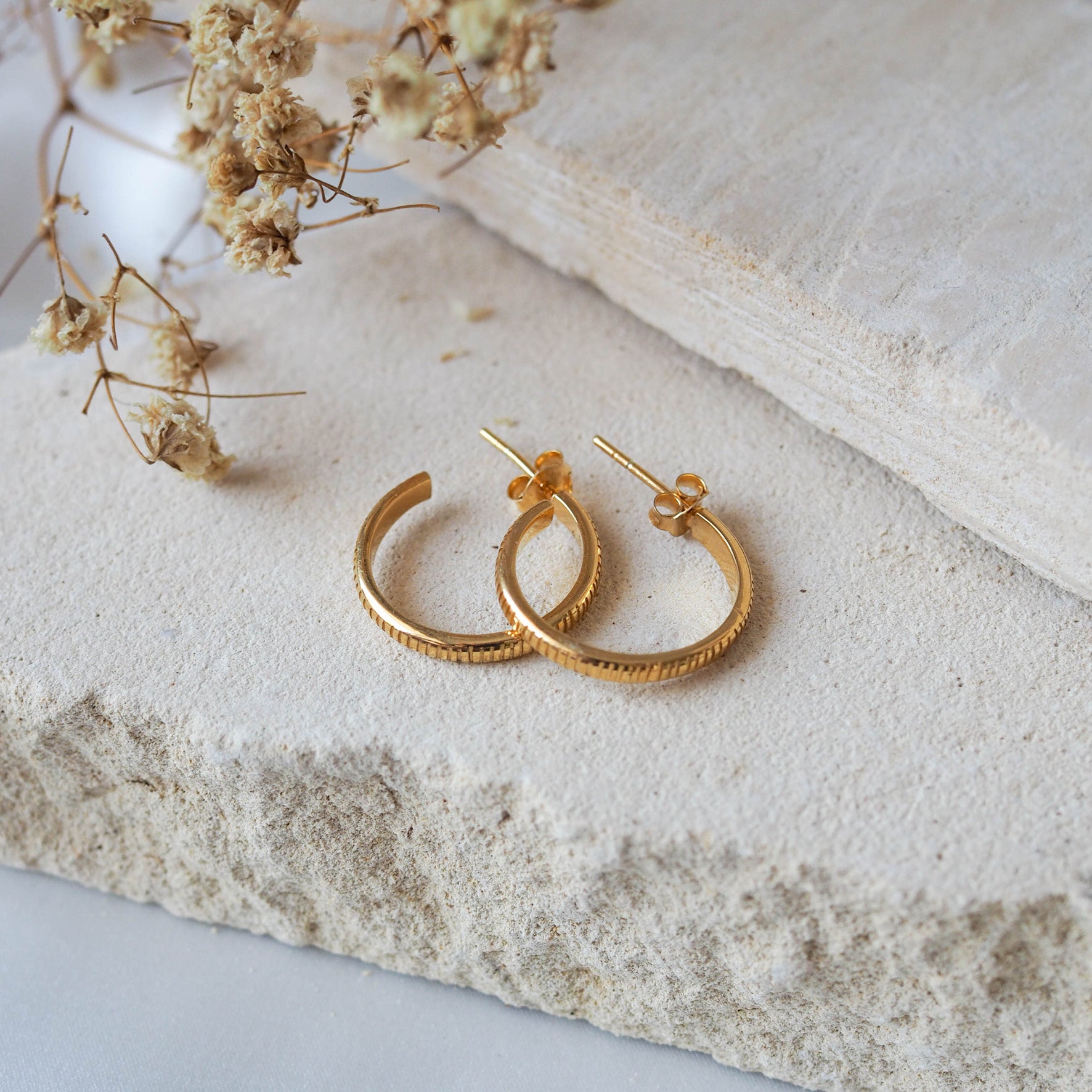 The MET Stripe Thin Earrings 18mm - Gold on beige stone