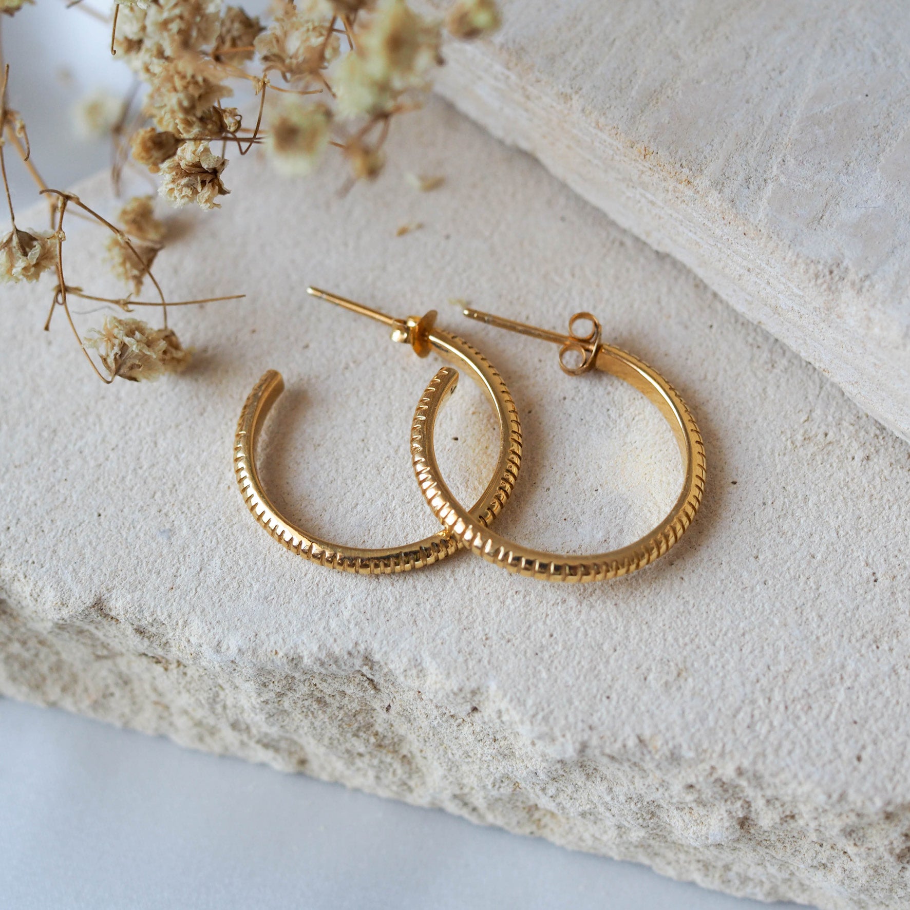 The MET Stripe Thin Earrings 23mm - Gold