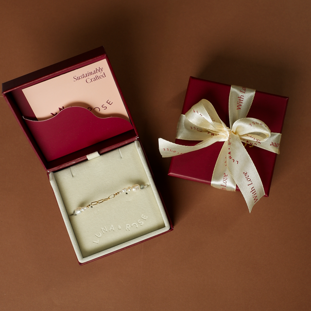 The Shoreline Bracelet Gold in Packaging Luna and Rose