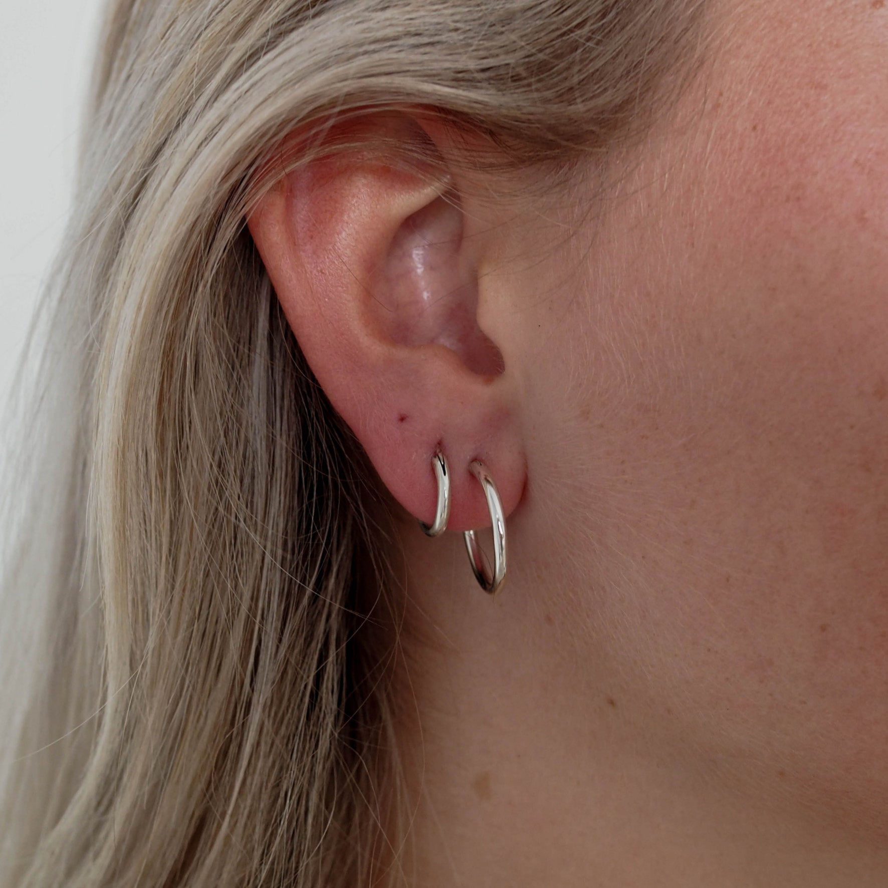 two pieces earrings silver on woman