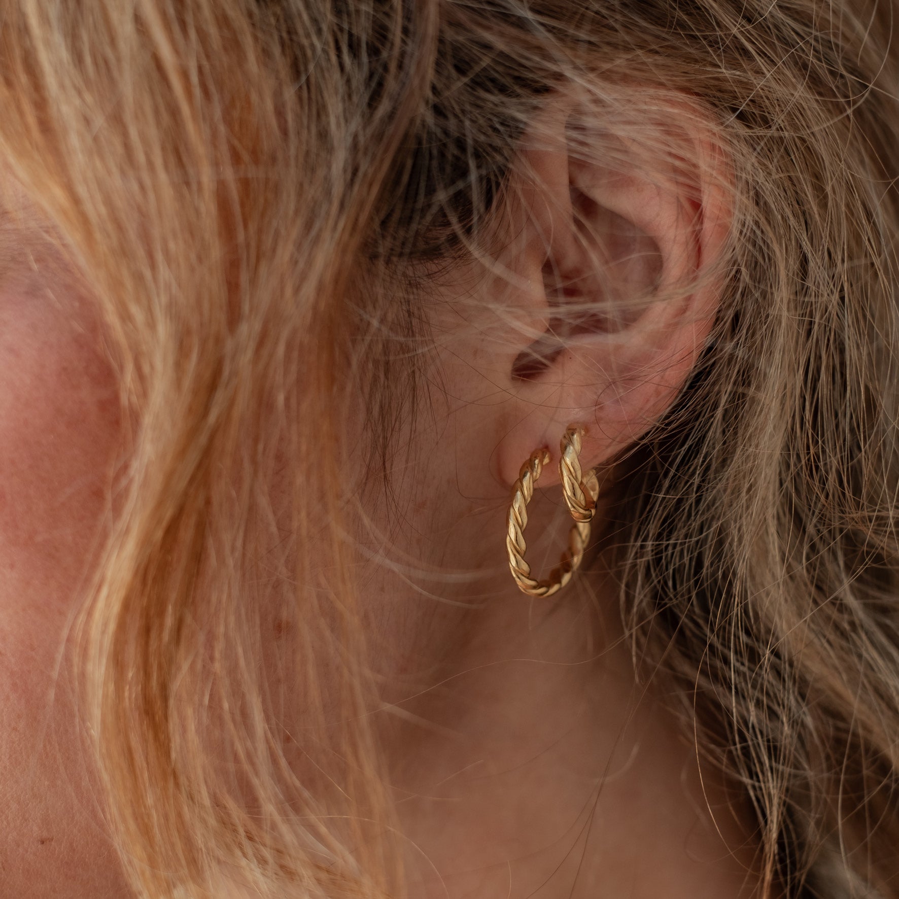 The Hudson Twisted Hoops - Gold on woman with blonde hair