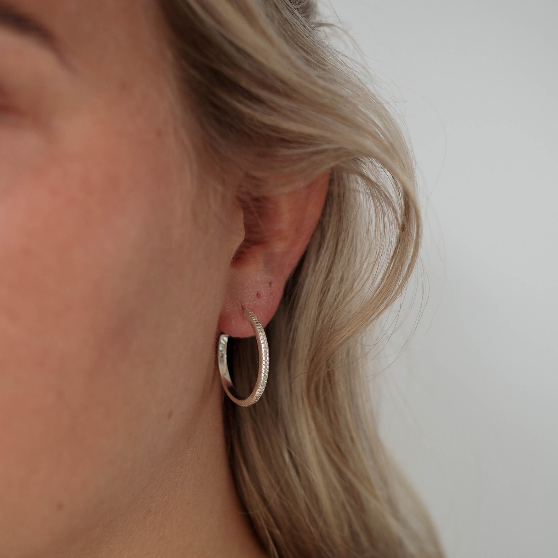 a woman with blonde hair wearing a piece of The Met stripe thin band 23mm