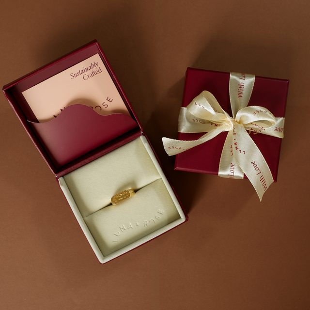 alpha ring gold in packaging Luna and Rose