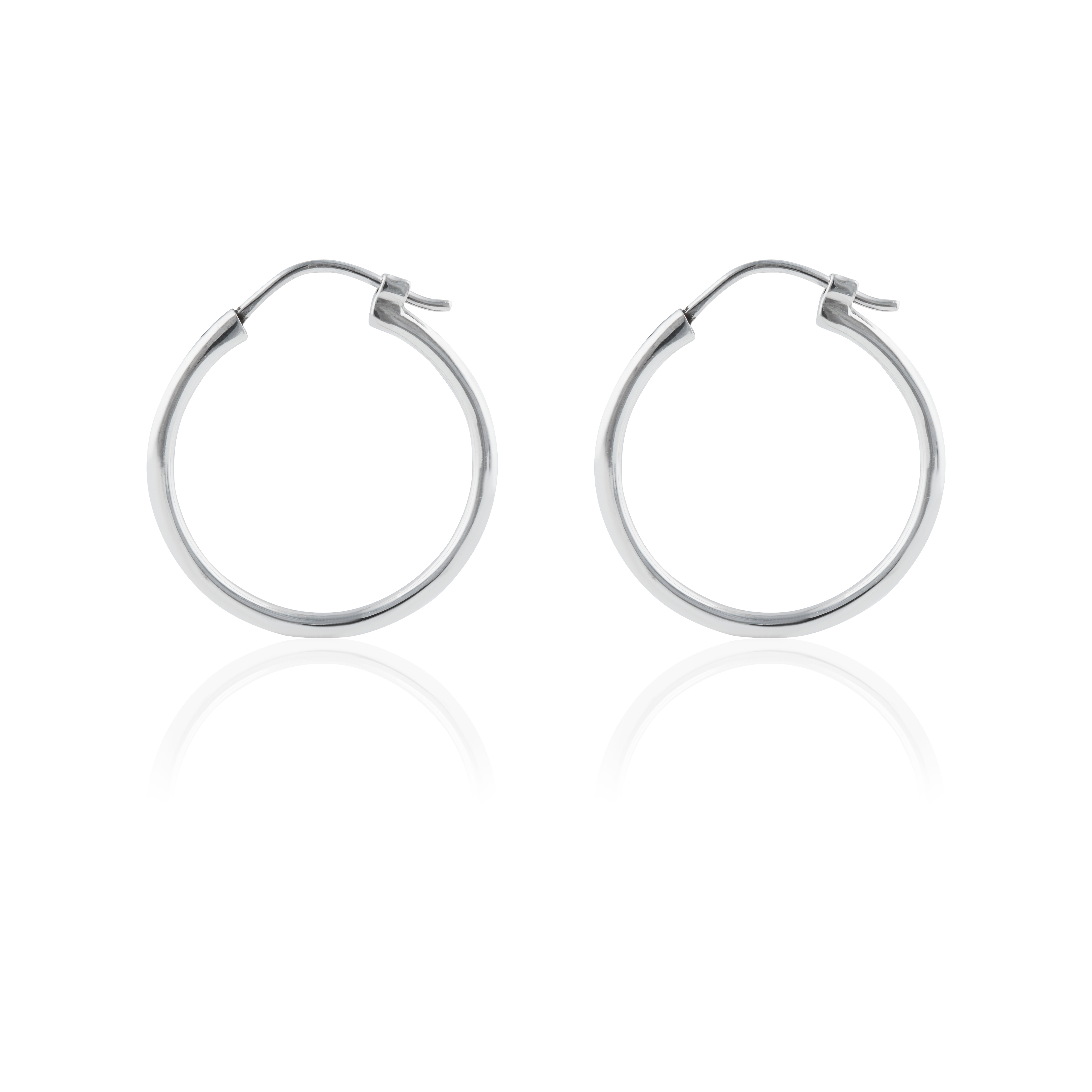 earrings 18mm silver on white background and a reflection on it