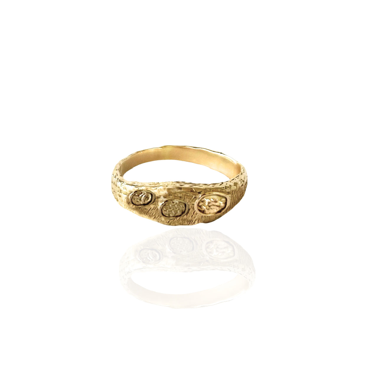 Solid gold Ziggy ring with three customizable stones, handcrafted for a unique touch.