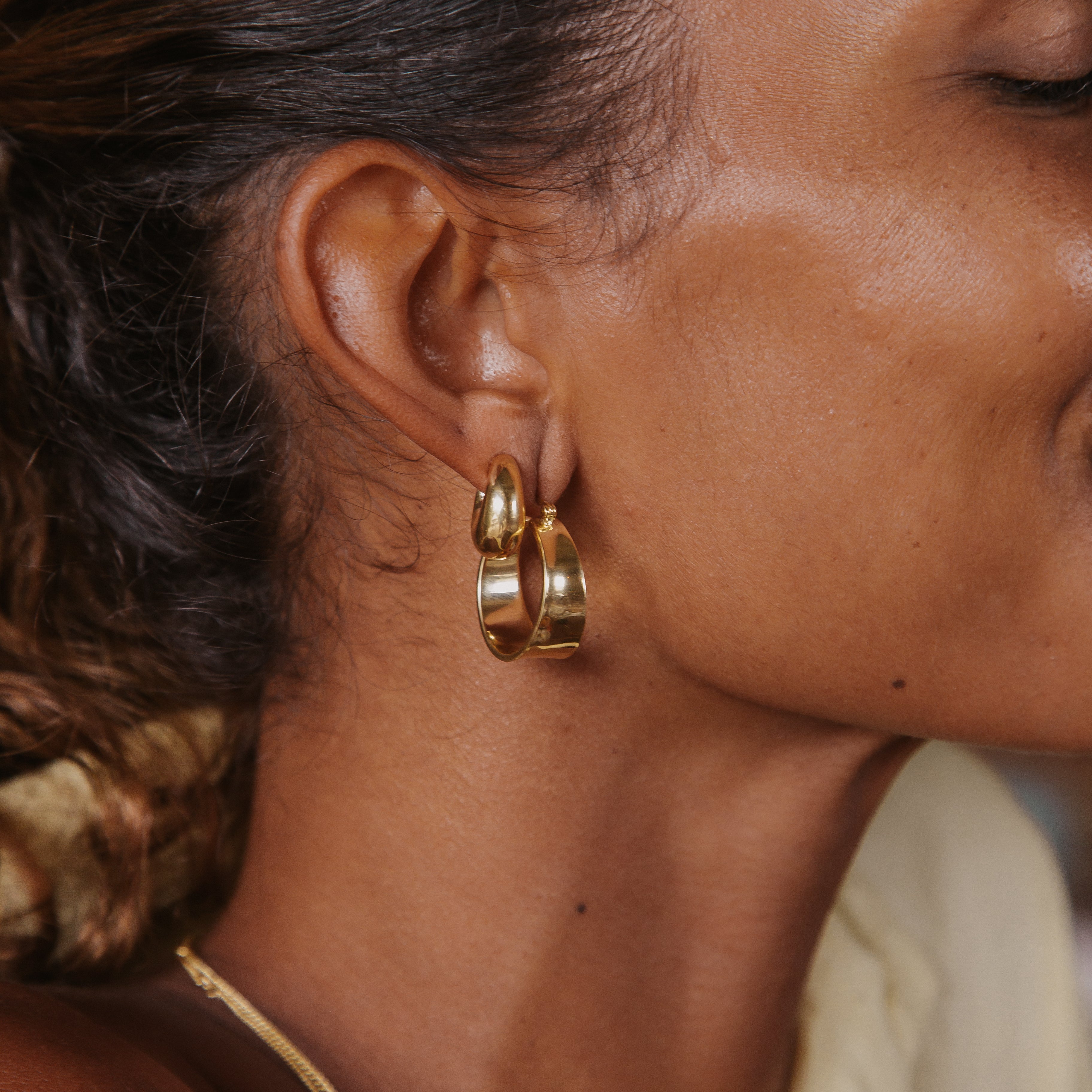 Smooth earring hoop Maya Hoops - Gold