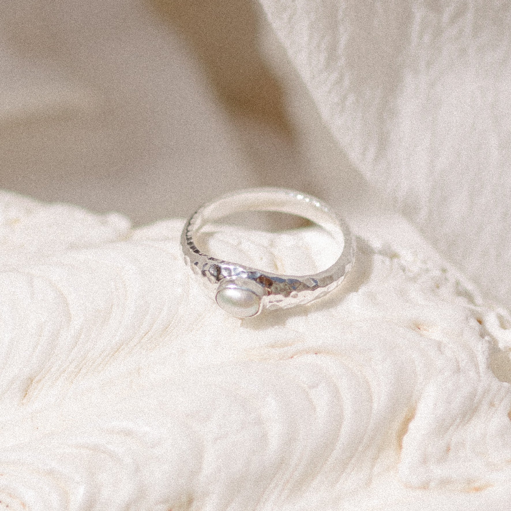 Pia single pearl ring silver in white stone