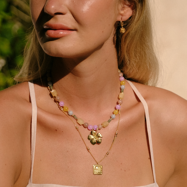 Chic outdoor look: woman wearing gold jewelry in the sun