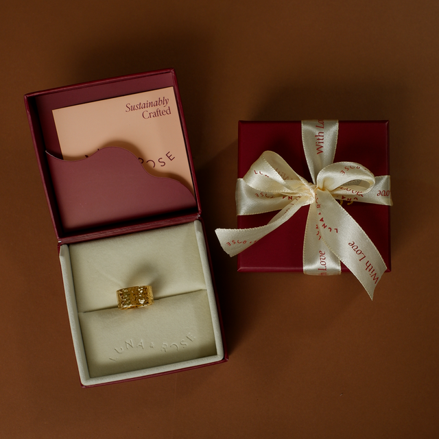 MOMA Hammered Ring 10mm - gold in packaging luna and rose