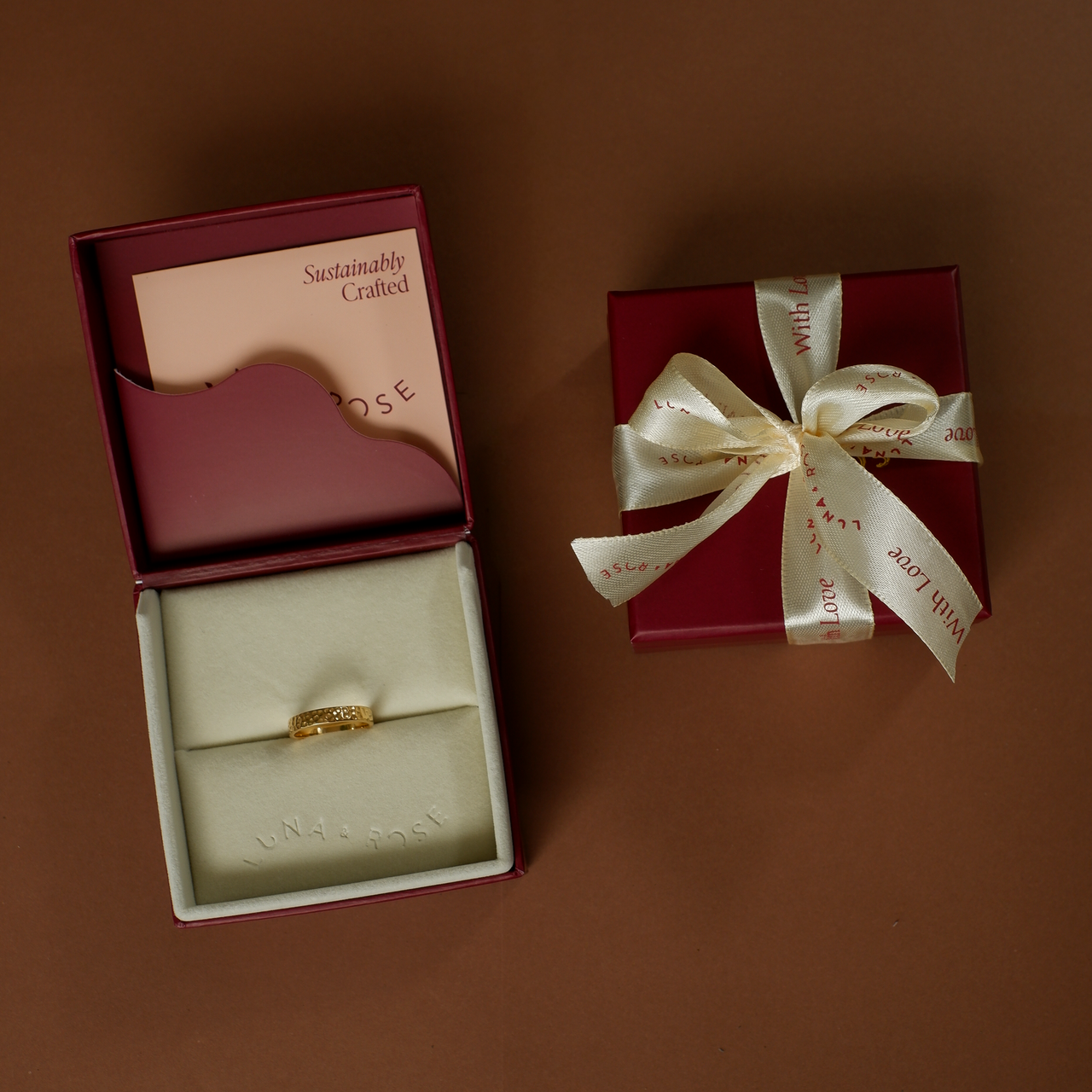 MOMA Hammered Ring 4mm - Gold in packaging luna and rose