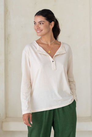 ORGANIC COTTON HARVEY HENLEY - Macadamia