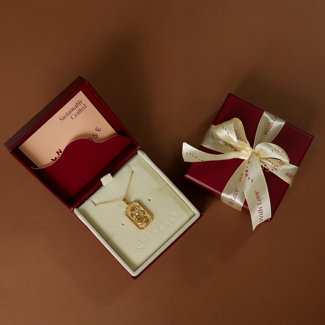 Saint Anthony pendant gold in packaging Luna and Rose