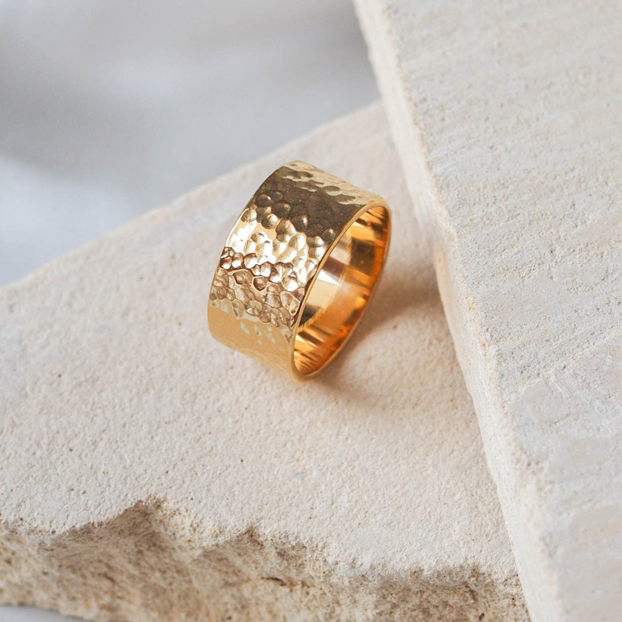 MOMA Hammered Ring 10mm - Gold