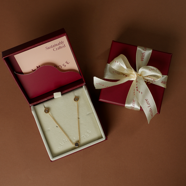 The Noa Necklace Gold in Packaging Luna and Rose