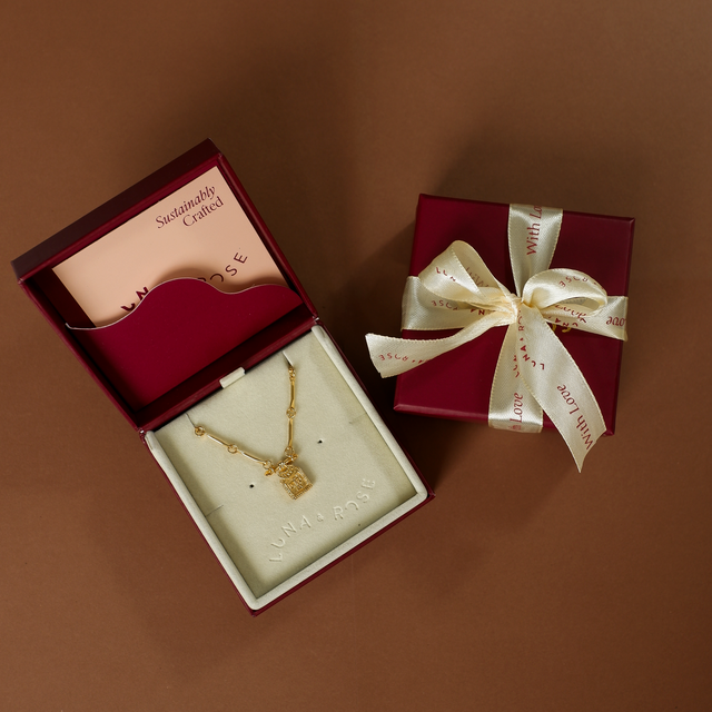 balance necklace gold in packaging Luna and Rose