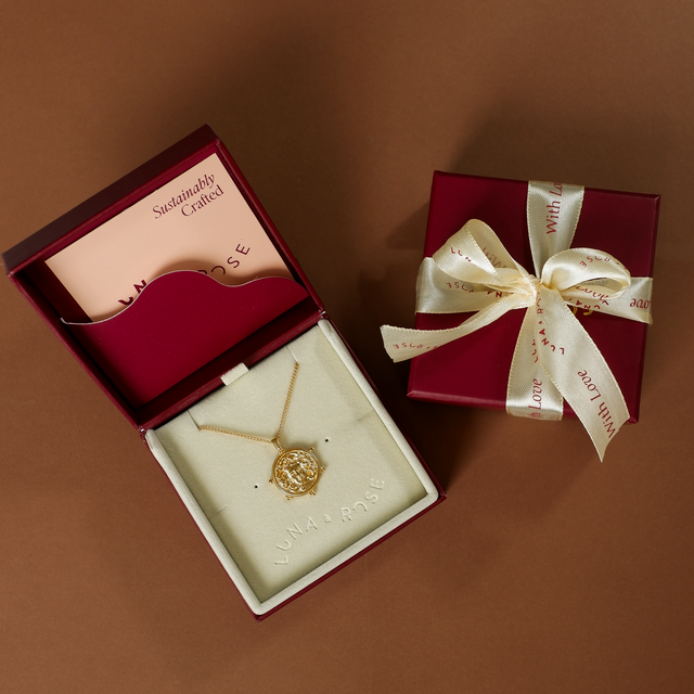 Medusa pendant gold in packaging Luna and Rose