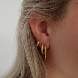 The MET Stripe Thin Earrings 18mm - Gold