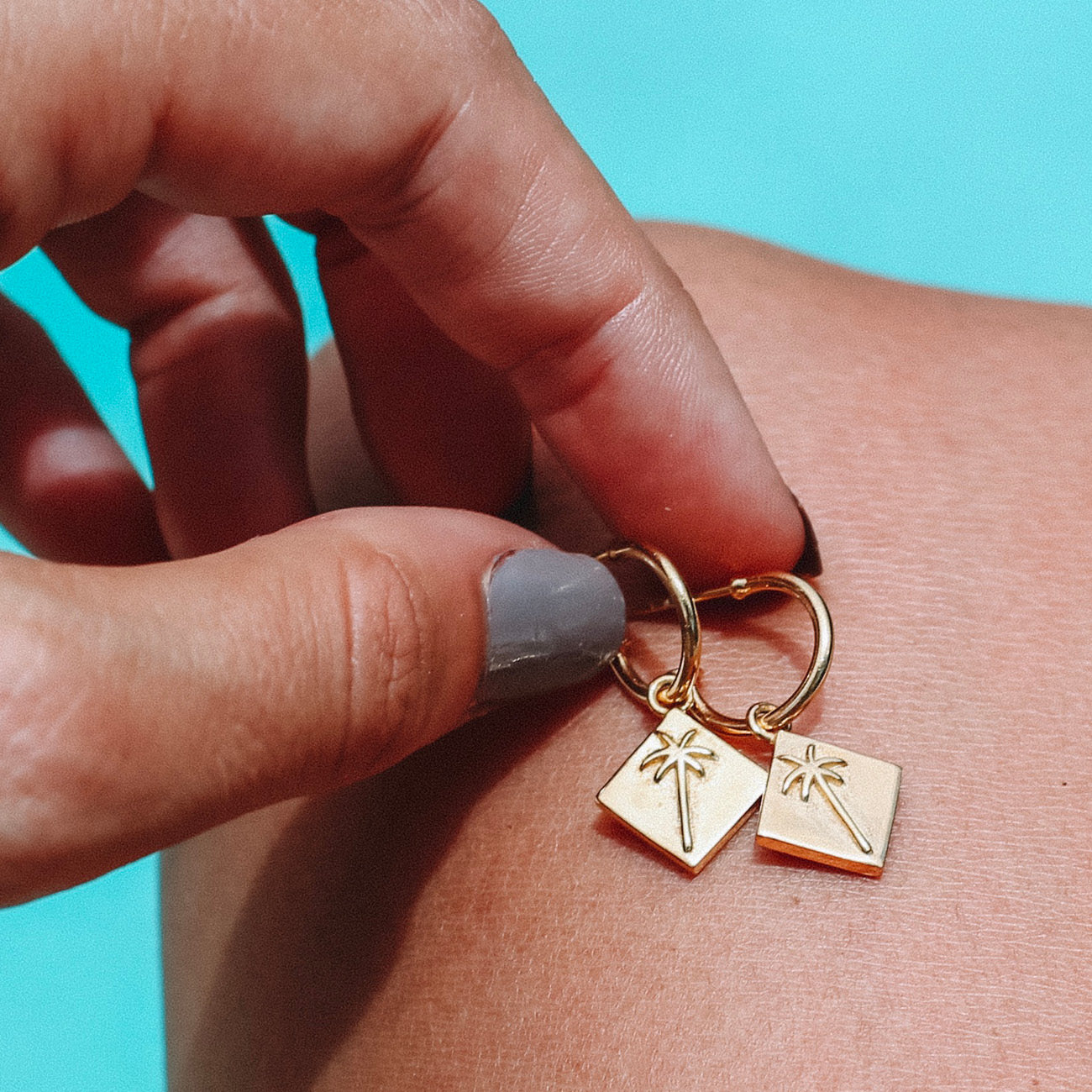 Pacific Palm Tree Charm Earrings in 18kt Gold