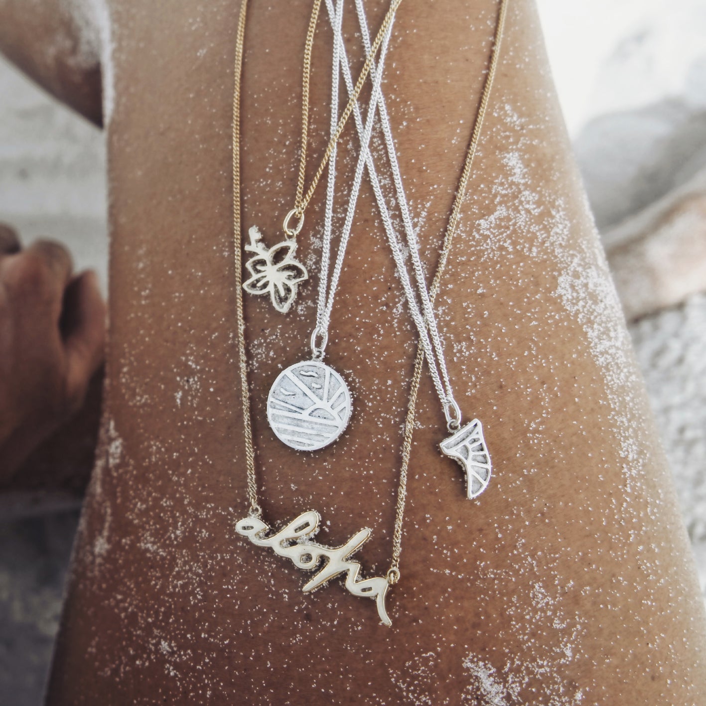 La Luna Rose Collaboration Necklace wit hGoldfish Kiss Blogger - Surf Fin Charm in Silver