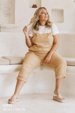 Lucia wears Size Xl in Linen Overalls